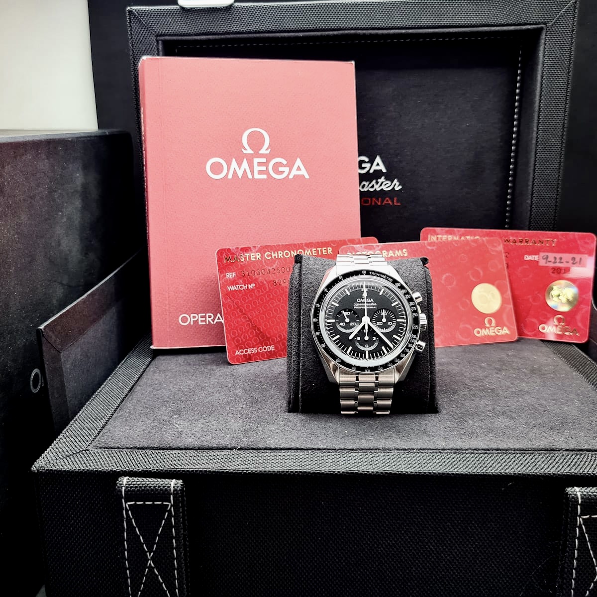OMEGA SPEEDMASTER MOONWATCH