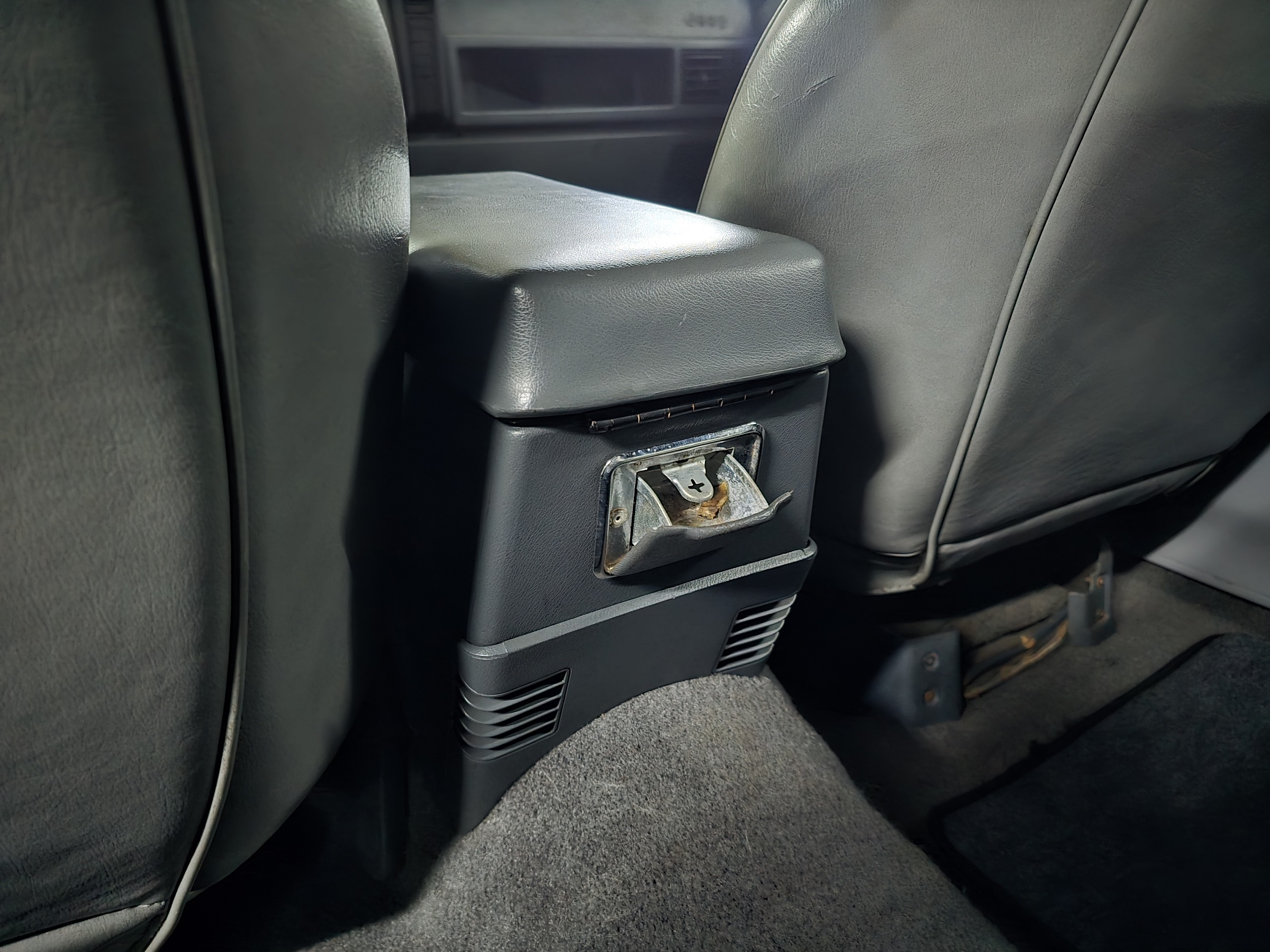 JEEP CHEROKEE 4.0 SPORT 4X4 6I 12V GASOLINA 4P AUTOMÁTICO