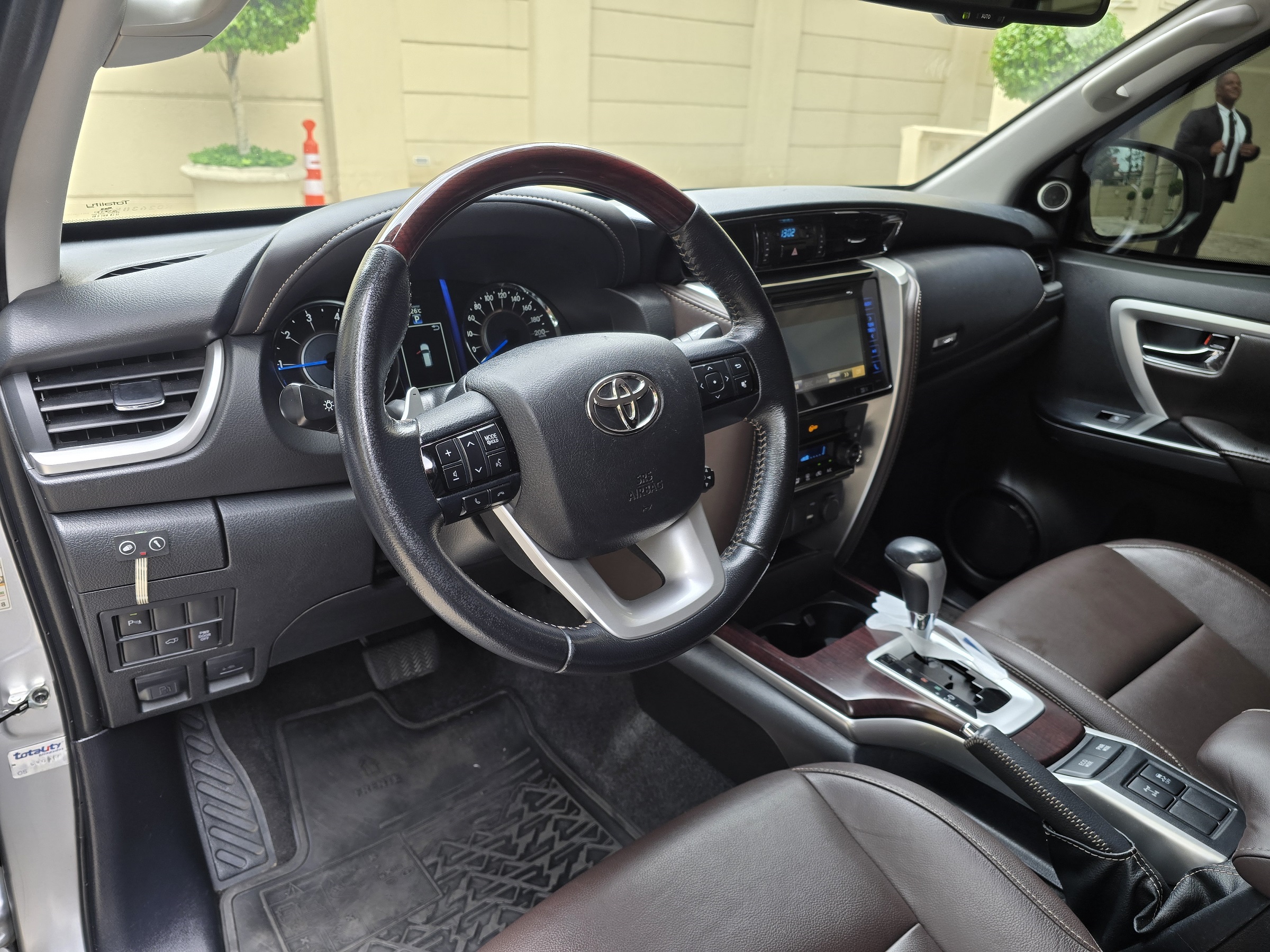 TOYOTA HILUX 2.8 SRX 4X4 7 LUGARES 16V TURBO INTERCOOLER DIESEL 4P AUTOMÁTICO