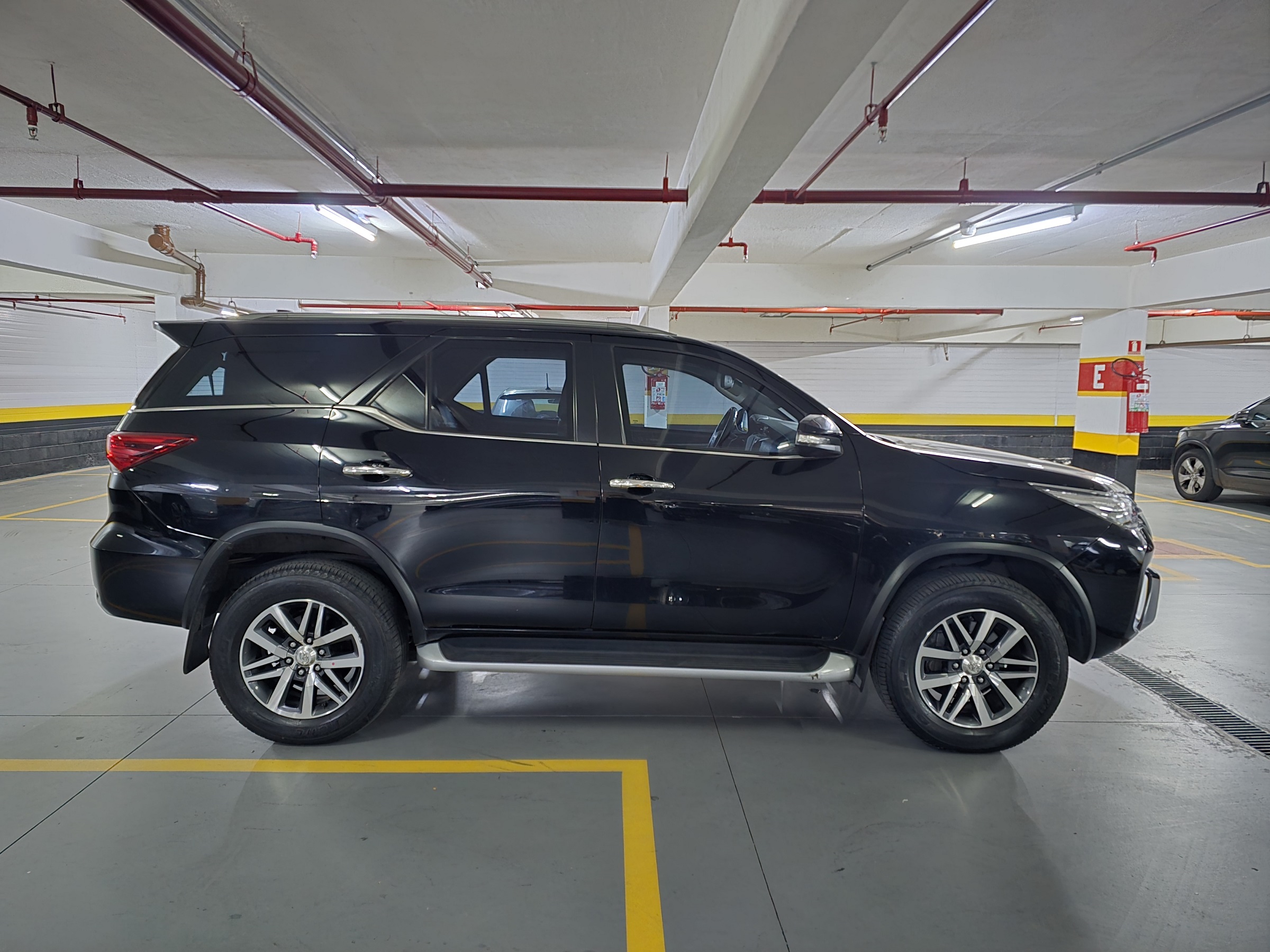 TOYOTA HILUX SW4 2.8 SRX 4X4 7 LUGARES 16V TURBO INTERCOOLER DIESEL 4P AUTOMÁTICO