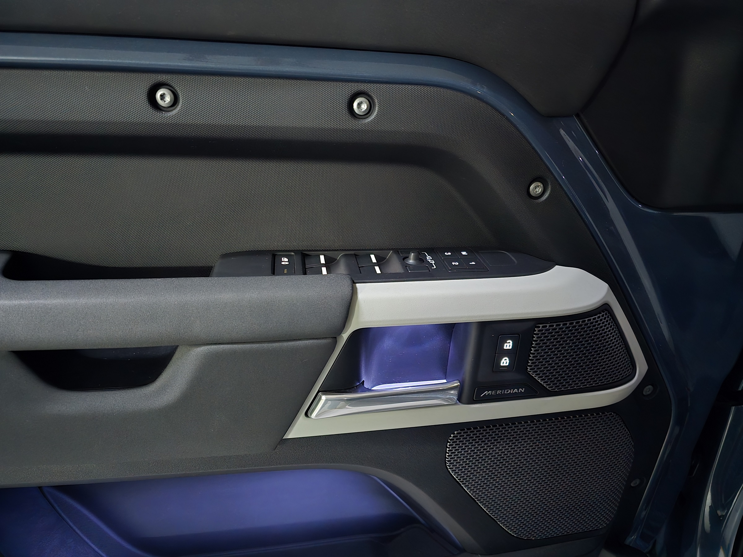 LAND ROVER DEFENDER 3.0 D300 TURBO DIESEL MHEV 110 X-DYNAMIC SE AWD AUTOMÁTICO