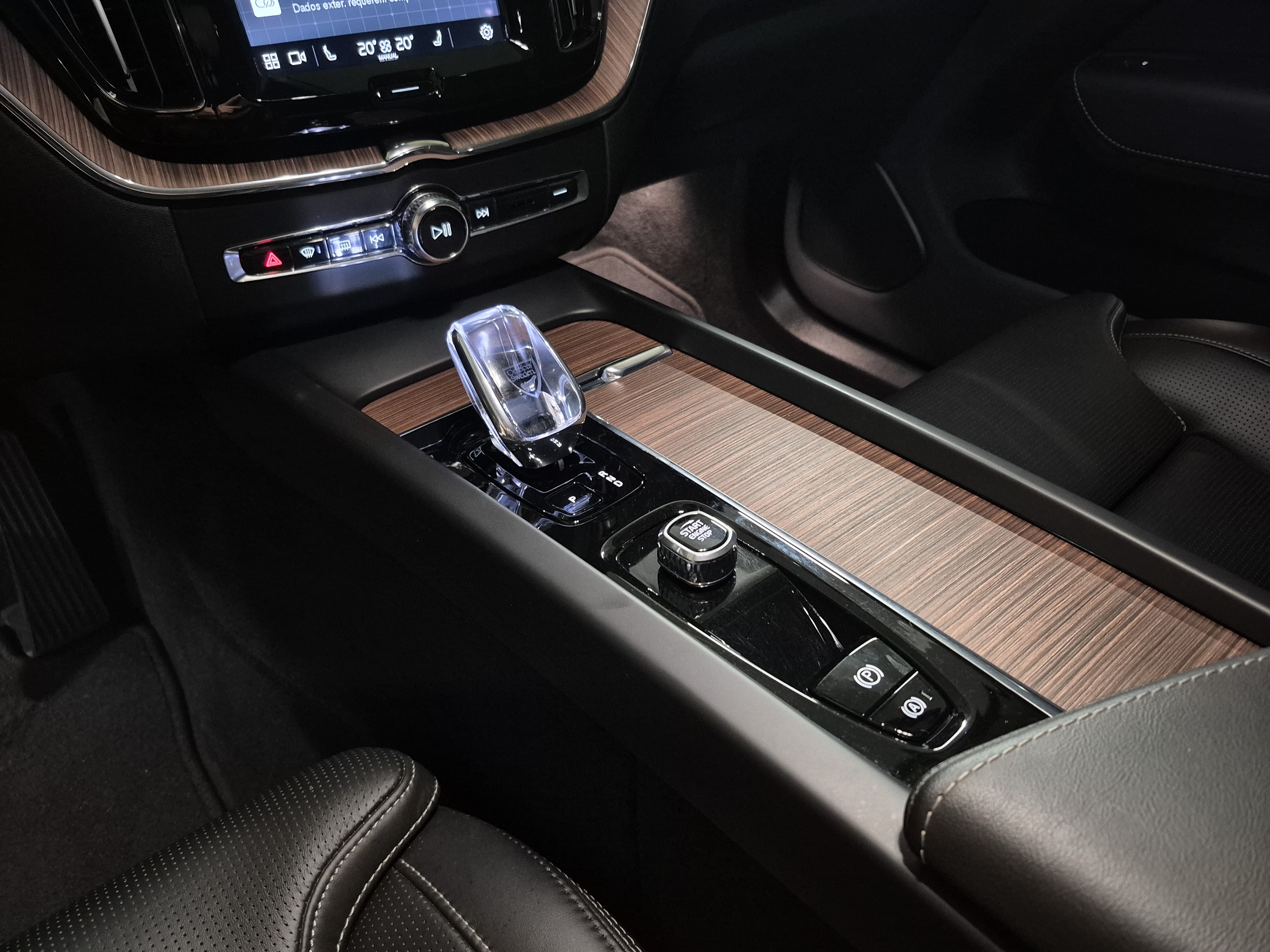 VOLVO XC60 2.0 T8 RECHARGE ULTIMATE DARK AWD GEARTRONIC
