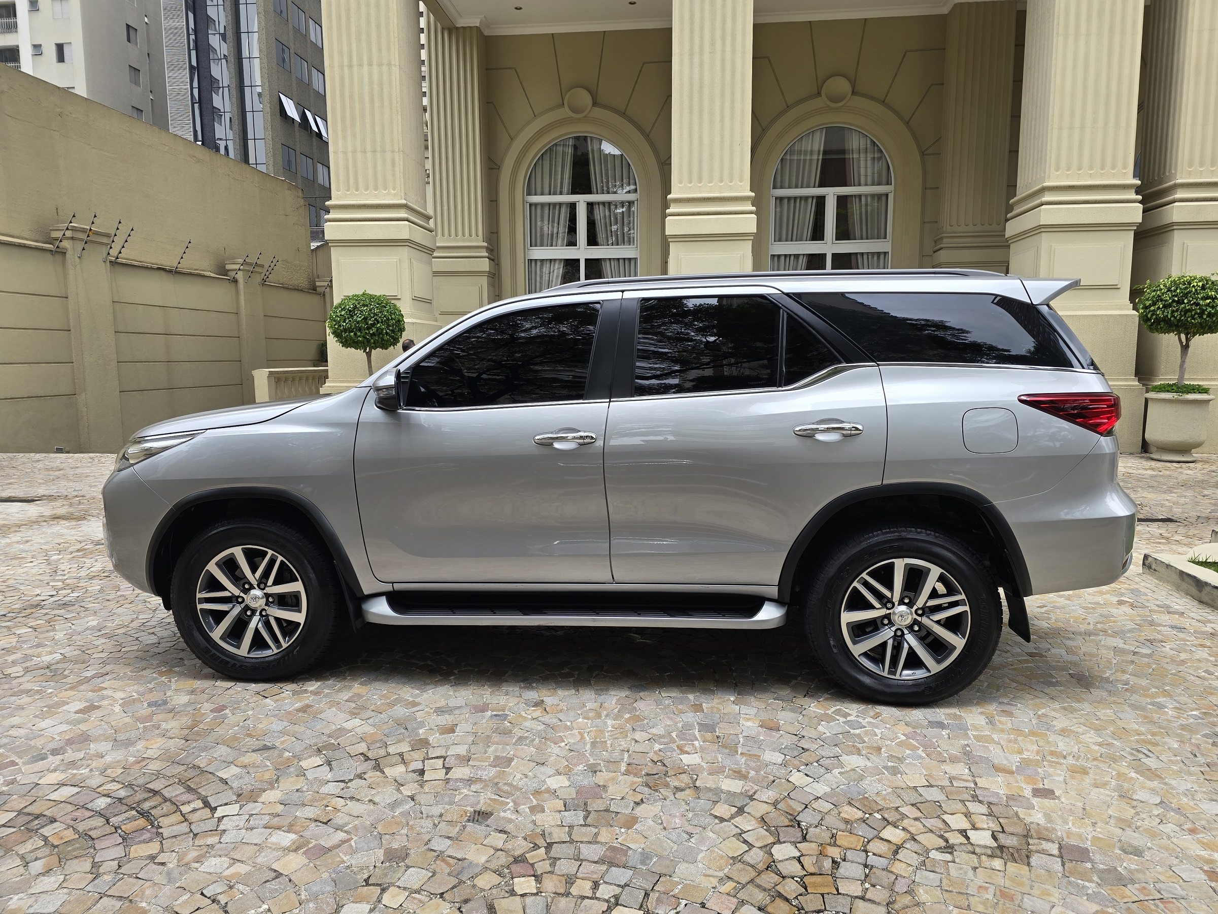 TOYOTA HILUX 2.8 SRX 4X4 7 LUGARES 16V TURBO INTERCOOLER DIESEL 4P AUTOMÁTICO